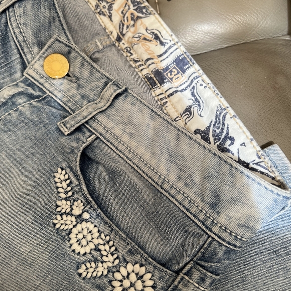 Guess Jeans Stretch Cropped Capris Embroidered Size 30 - Picture 4 of 7